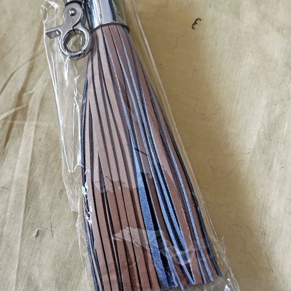 TASSLE, HAS 4 SHORT COMPUTER CABLES WITH DIFFERENT CONNECTION ENDS FOR CHARGING, - Picture 2 of 9